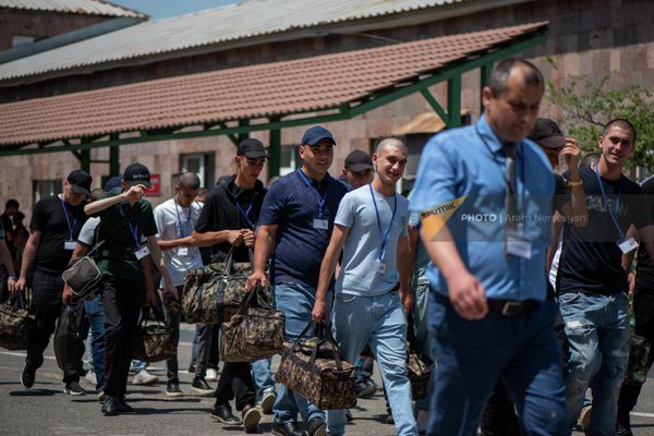 Распределенные по воинским частям новобранцы на плацу Республиканского сборного пункта (28 июня 2022). Еревaн - Sputnik Армения