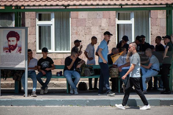 Распределенные по воинским частям новобранцы в Республиканском сборном пункте (28 июня 2022). Еревaн - Sputnik Армения