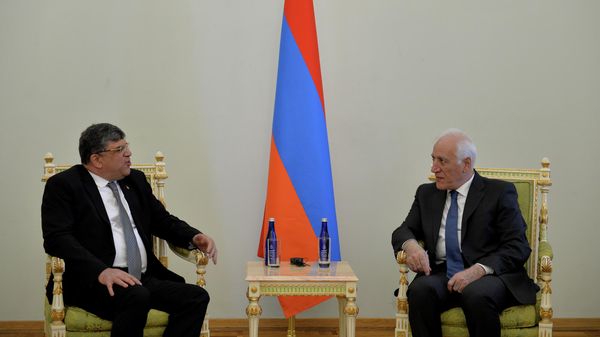 Նախագահ Վահագն Խաչատուրյանն ու  Հայաստանում Թունիսի նորանշանակ դեսպան Տարեկ Բեն Սալեմը - Sputnik Արմենիա