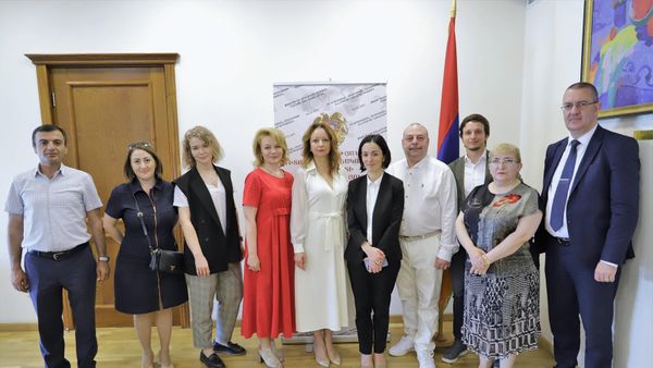 Замминистра ОНКС Жанна Андреасян встретилась с представителями Фонда содействия реформам жилищно-коммунальных услуг России (29 июня 2022). Еревaн - Sputnik Армения