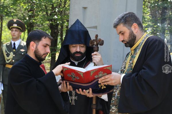 Այցելություն Եռաբլուր&#x60; Անհայտ կորած ազատամարտիկների հիշատակի օրվա կապակցությամբ - Sputnik Արմենիա