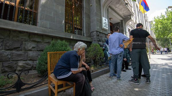 Родственники попавших в азербайджанский плен граждан Армении перед зданием Генеральной прокуратуры (30 июня 2022). Еревaн - Sputnik Армения