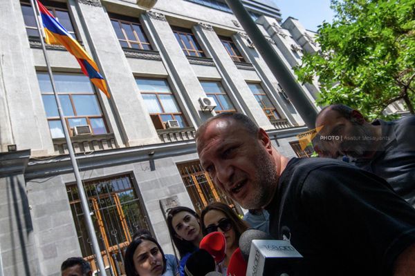 Родственники попавших в азербайджанский плен граждан Армении перед зданием Генеральной прокуратуры - Sputnik Армения