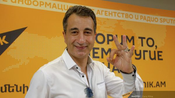 Солист новосибирскоиго академического театра оперы и балета Карен Мовсесян в гостях радио Sputnik - Sputnik Армения