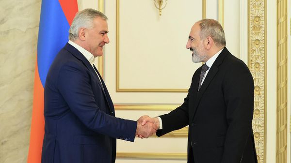 Премьер-министр Никол Пашинян принял председателя группы компаний Ташир, основателя Клуба инвесторов Армении Самвела Карапетяна (1 июля 2022). Еревaн - Sputnik Армения