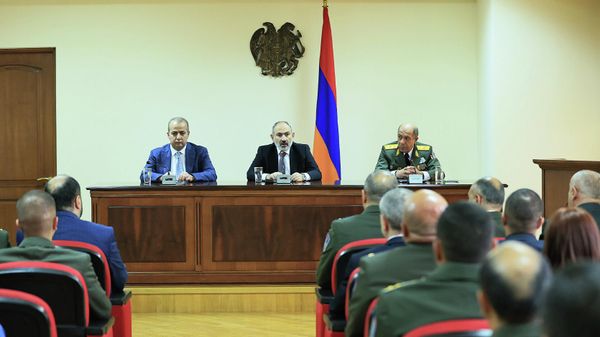 Директор Службы национальной безопасности Армен Абазян, премьер-министр Никол Пашинян и руководитель Службы госохраны Саркис Ованнисян на торжественном заседании, посвященном дню создания Службы государственной охраны СНБ (1 июля 2022). Еревaн - Sputnik Армения