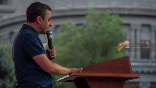 Ишхан Сагателян выступает на митинге оппозиции в рамках акции Сопротивление на площади Франции (1 июля 2022). Еревaн - Sputnik Армения
