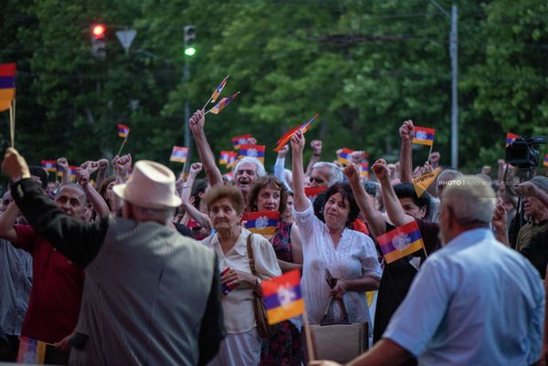 Участники очередного митинга оппозиции в рамках акции "Сопротивления" на площади Франции - Sputnik Армения