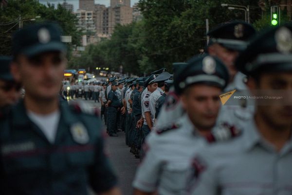 Сотрудники полиции расчищают движение на проспекте Баграмяна перед началом шествия оппозиции - Sputnik Армения