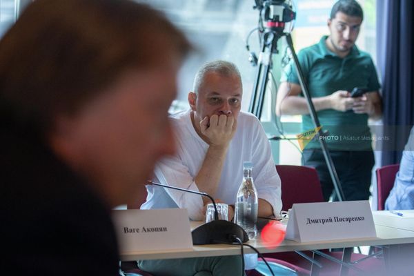 Дмитрий Писаренко во время круглого стола "Противостояние России и Запада на Украине и его влияние на постсоветское пространство"Эксперты делились мнениями о развитии отношений Армении и РФ - Sputnik Армения