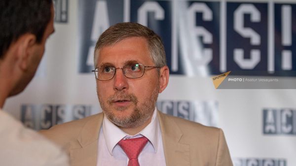 Директор центра Центра евразийских исследований ИМИ МГИМО Иван Сафранчук отвечает на вопросы журналиста после круглого стола Противостояние России и Запада на Украине и его влияние на постсоветское пространство (2 июля 2022). Еревaн - Sputnik Армения