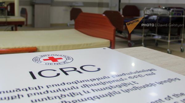 Информационная табличка Международного Красного Креста в отделении неотложной медицинской помощи в больнице Вайка - Sputnik Армения