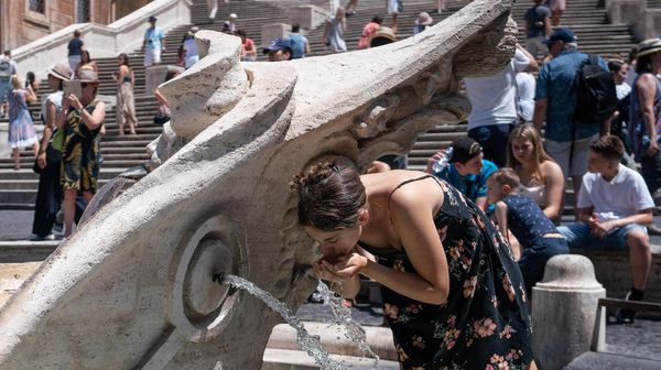 Девушка пьет воду из фонтана во время аномальной жары в Риме (28 июня 2019). Италия - Sputnik Армения
