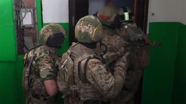 Кадры задержания приверженцев АУЕ, вовлекавших в деятельность запрещенной организации подростков - Sputnik Армения