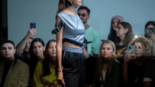 Гости Fashion Award наблюдают за моделью на подиуме - Sputnik Армения