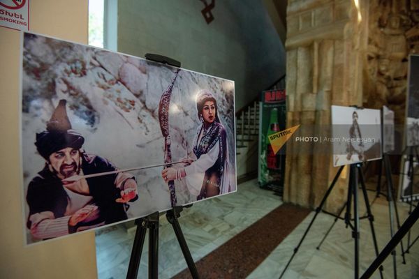 Выставка эксклюзивных фотографий Фрунзика Мкртчяна перед показом документального фильма Фрунзик Мкртчян. Индия помнит меня в рамках 30-летнего юбилея установления дипотношений между Армения и Грузией, Арменией и Индией (4 июля 2022). Еревaн - Sputnik Армения