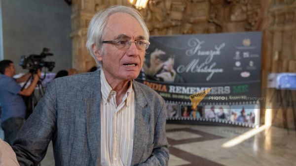 Тигран Мансурян перед показом документального фильма Фрунзик Мкртчян. Индия помнит меня в рамках 30-летнего юбилея установления дипотношений между Армения и Грузией, Арменией и Индией (4 июля 2022). Еревaн - Sputnik Армения