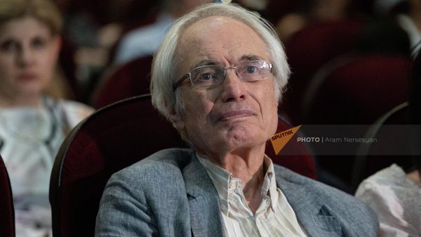 Тигран Мансурян перед показом документального фильма Фрунзик Мкртчян. Индия помнит меня в рамках 30-летнего юбилея установления дипотношений между Армения и Грузией, Арменией и Индией (4 июля 2022). Еревaн - Sputnik Армения