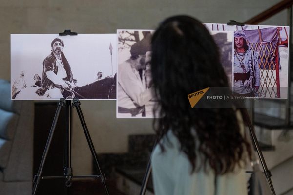 Выставка эксклюзивных фотографий Фрунзика Мкртчяна перед показом документального фильма Фрунзик Мкртчян. Индия помнит меня в рамках 30-летнего юбилея установления дипотношений между Армения и Грузией, Арменией и Индией (4 июля 2022). Еревaн - Sputnik Армения
