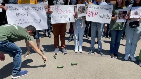 Նախագահի նստավայր եկած ընդդիմության համակիրները նրան որպես նվեր վարունգ են թողել - Sputnik Արմենիա