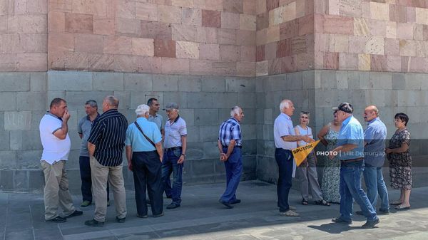 Вынужденные переселенцы из Нагорного Карабаха перед зданием правительства РА (6 июля 2022). Еревaн - Sputnik Армения