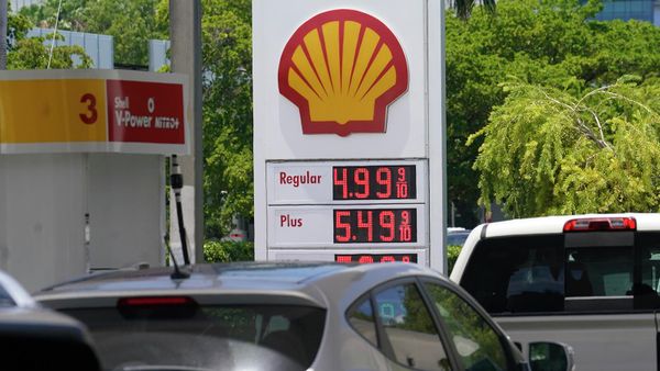 Очередь автомобилей у заправочной станции Shell (22 июня 2022). Майами - Sputnik Армения