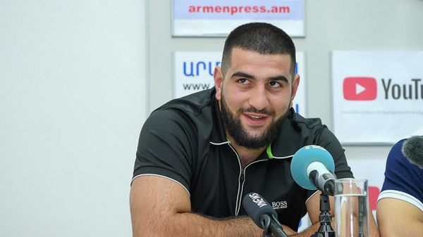 Борец Альберт Варданян на пресс-конференции в конференц-зале государственного информационного агентства Арменпресс (06 июля 2022). Еревaн - Sputnik Армения