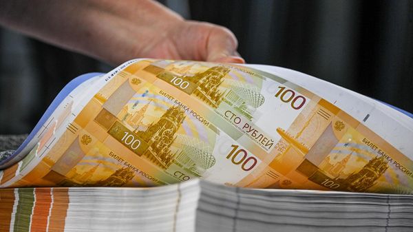 Листы с новыми 100-рублевыми денежными купюрами в процессе производства на фабрике АО Гознак - Sputnik Армения