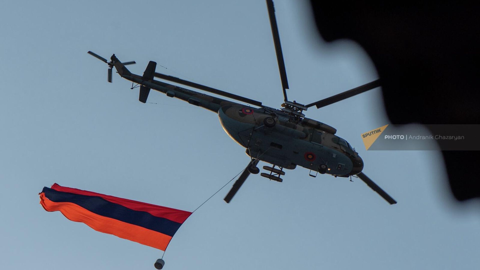 Եռագույն դրոշը ուղղաթիռով ուղեկցվելիս - Sputnik Արմենիա, 1920, 30.03.2023