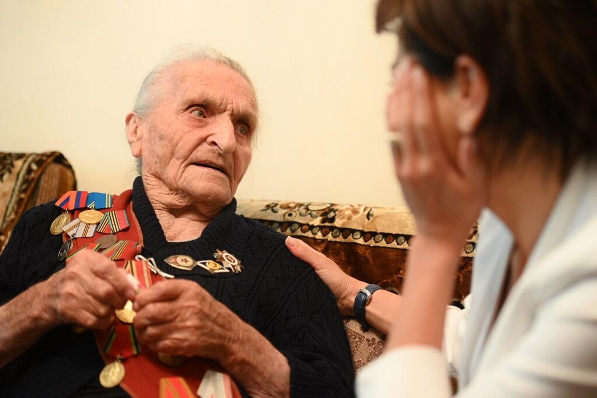 Супруга премьер-министра Анна Акопян навестила 100-летнюю бабушку Аршалуйс (7 июля 2022). Каджаран - Sputnik Արմենիա, 1920, 07.07.2022