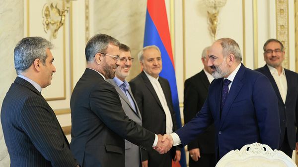Премьер-министр Никол Пашинян принял делегацию во главе с секретарем Высшего совета национальной безопасности Исламской Республики Иран Али Шамхани (7 июля 2022). Еревaн - Sputnik Армения