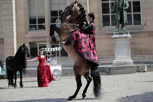 Модель в платье из коллекции Haute Couture Fall/Winter 2022-2023 Franck Sorbier, представленной на неделе моды в Париже․ - Sputnik Армения
