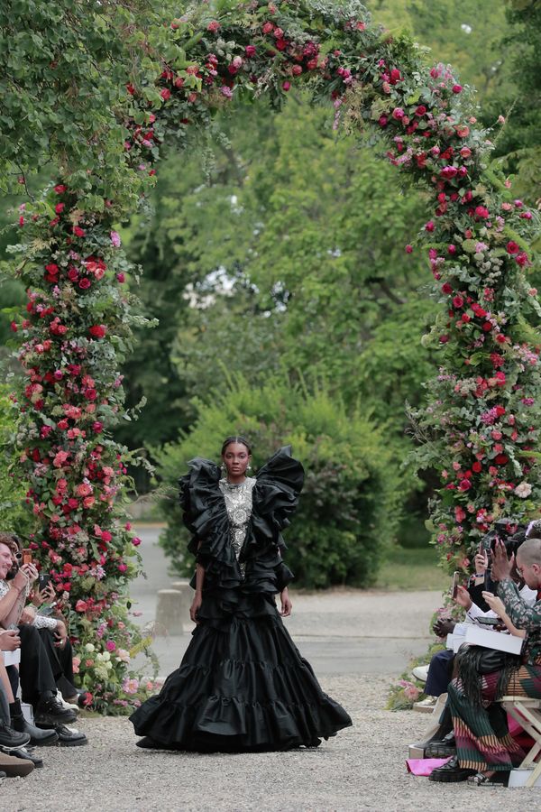 Модель в платье из коллекции Haute Couture Fall/Winter 2022-2023 Хуаны Мартин на Неделе моды в Париже. - Sputnik Армения