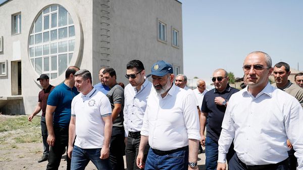 Премьер-министр Никол Пашинян в поселке Гай укрупненной общины Аракс (9 июля 2022). Армавирская область - Sputnik Армения