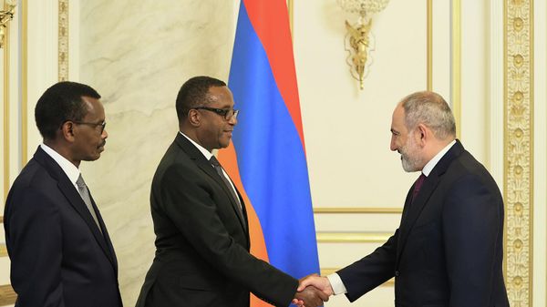 Премьер-министр Никол Пашинян принял министра иностранных дел и международного сотрудничества Республики Руанда Винсента Бируту (11 июля 2022). Еревaн - Sputnik Армения
