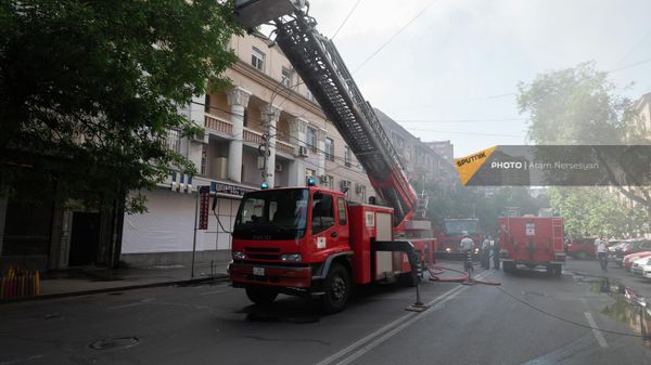 Пожарные работают на месте возгорания крыши жилого здания (11 июля 2022). Еревaн - Sputnik Армения