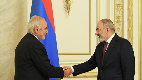 Премьер-министр Никол Пашинян принял французско-армянского политика Жоржа Кепенекяна (11 июля 2022). Еревaн - Sputnik Армения