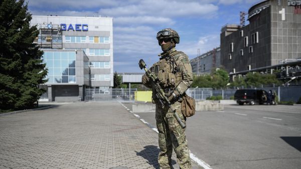 Военнослужащий ВС РФ на территории Запорожской АЭС в Энергодаре - Sputnik Армения
