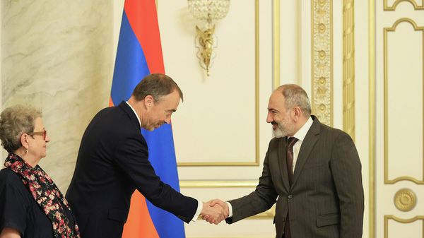 Премьер-министр Никол Пашинян принял спецпредставителя ЕС по кризису на Южном Кавказе и в Грузии Тойво Клаара (13 июля 2022). Еревaн - Sputnik Армения
