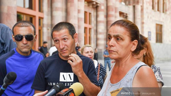 Акция протеста арцахцев и жителей Фирдуси у здания правительства (14 июля 2022). Еревaн - Sputnik Армения