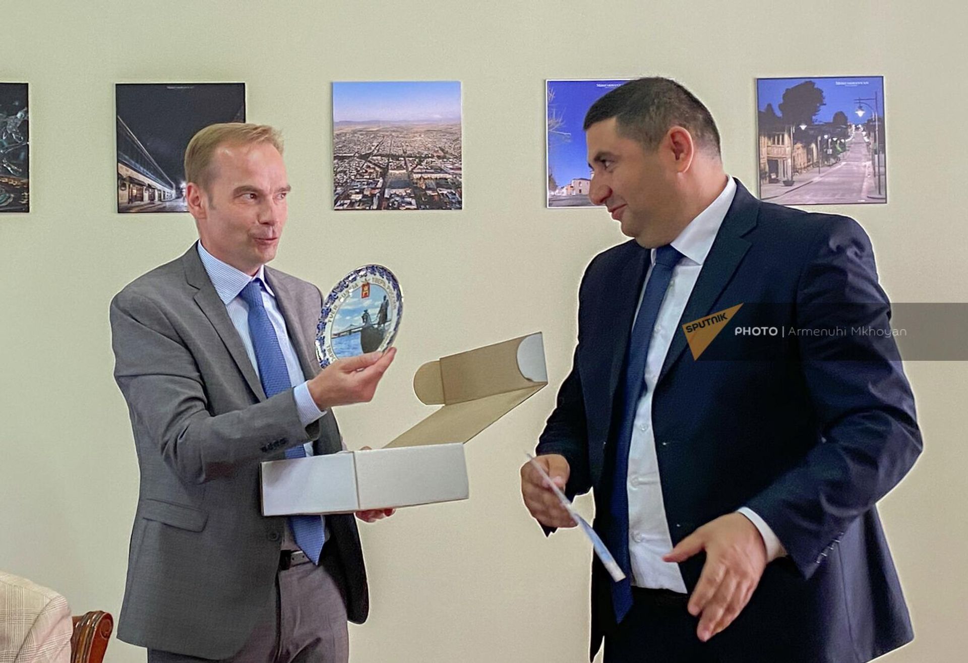 Мэр Гюмри Вардгес Самсонян с главой тверской делегации Вадимом Ребечуком (14 июля 2022). Гюмри - Sputnik Արմենիա, 1920, 14.07.2022
