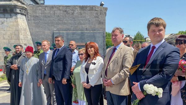 Հուշատախտակի բացման հանդիսավոր արարողության ժամանակ
 - Sputnik Արմենիա