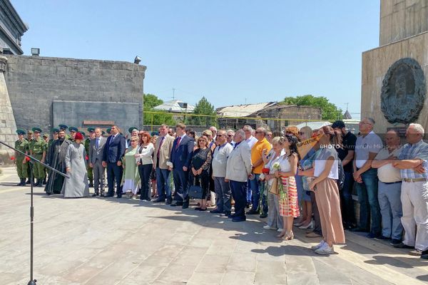Հուշատախտակի բացման հանդիսավոր արարողության ժամանակ - Sputnik Արմենիա