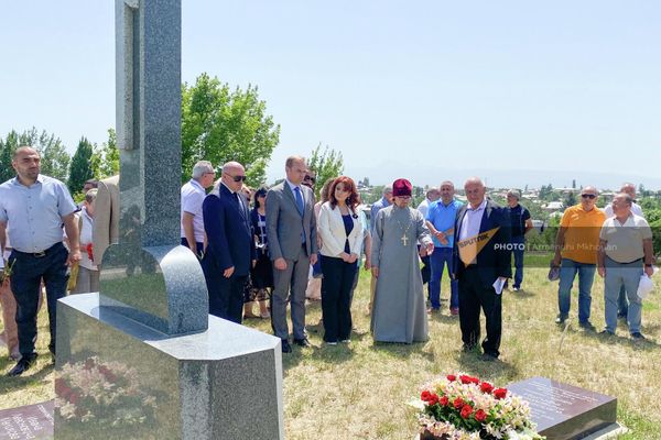 Հուշատախտակի բացման հանդիսավոր արարողության ժամանակ - Sputnik Արմենիա