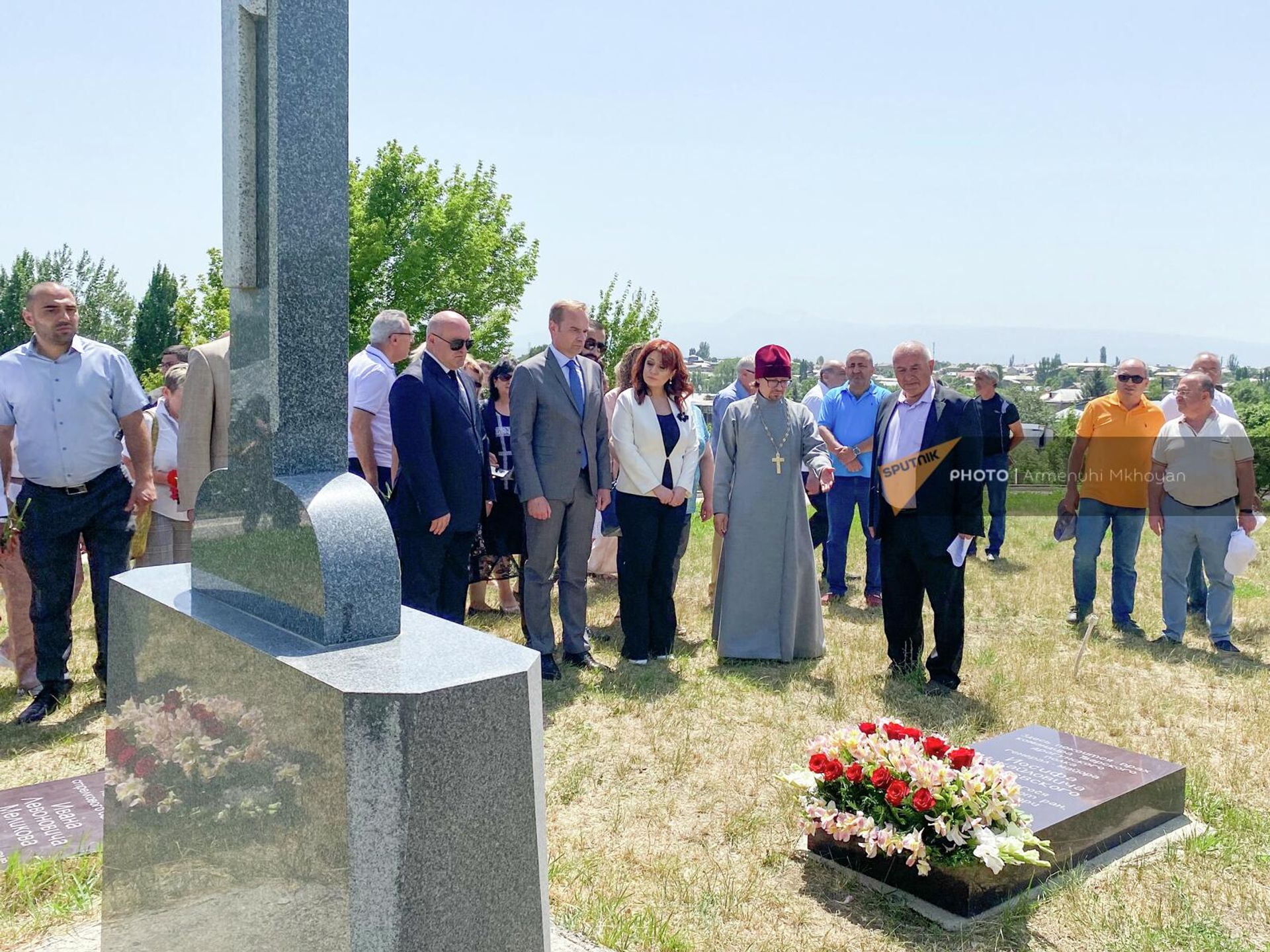 Церемония открытия мемориальной доски, увековечивающей имена героев Тверского драгунского полка, погибших при пленении Кариса в 1855 году, на территории мемориального комплекса Патво Блур (14 июля 2022). Гюмри Церемония открытия мемориальной доски, увековечивающей имена героев Тверского драгунского полка, погибших при пленении Кариса в 1855 году, на территории мемориального комплекса Патво Блур (14 июля 2022). Гюмри - Sputnik Армения, 1920, 14.07.2022