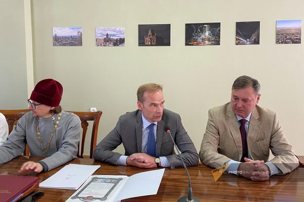 Տվերի պատվիրակության անդամները Գյումրու քաղաքապետարանում - Sputnik Արմենիա