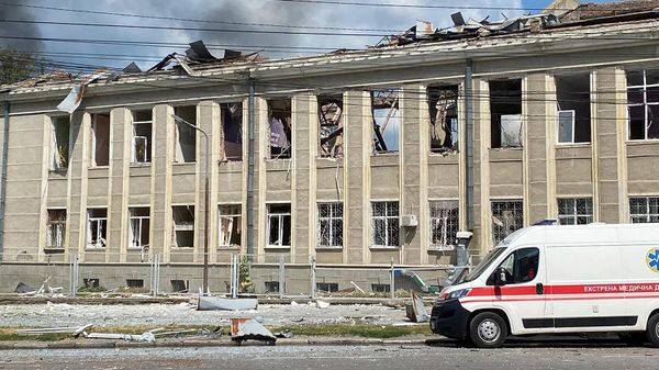 Машина скорой помощи у здания, поврежденного в результате обстрела (14 июля 2022). Винница - Sputnik Армения