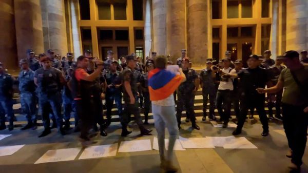 Протестующие выложили плакаты Никол – убийца! у здания кабмина в Ереване - Sputnik Армения