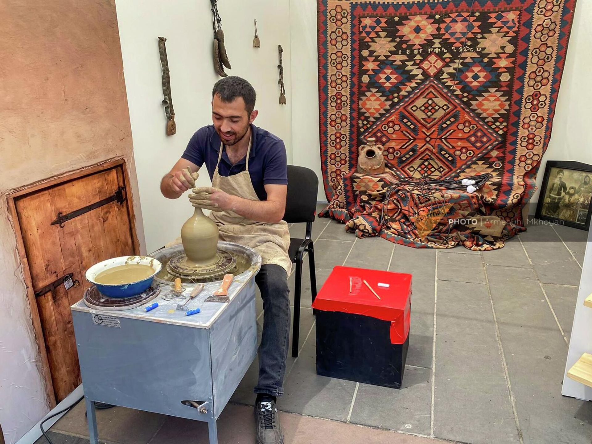 Гончар Левон Ованнисян показывает мастер-класс на фестивале Гюмри: город ремесел - Sputnik Արմենիա, 1920, 16.07.2022
