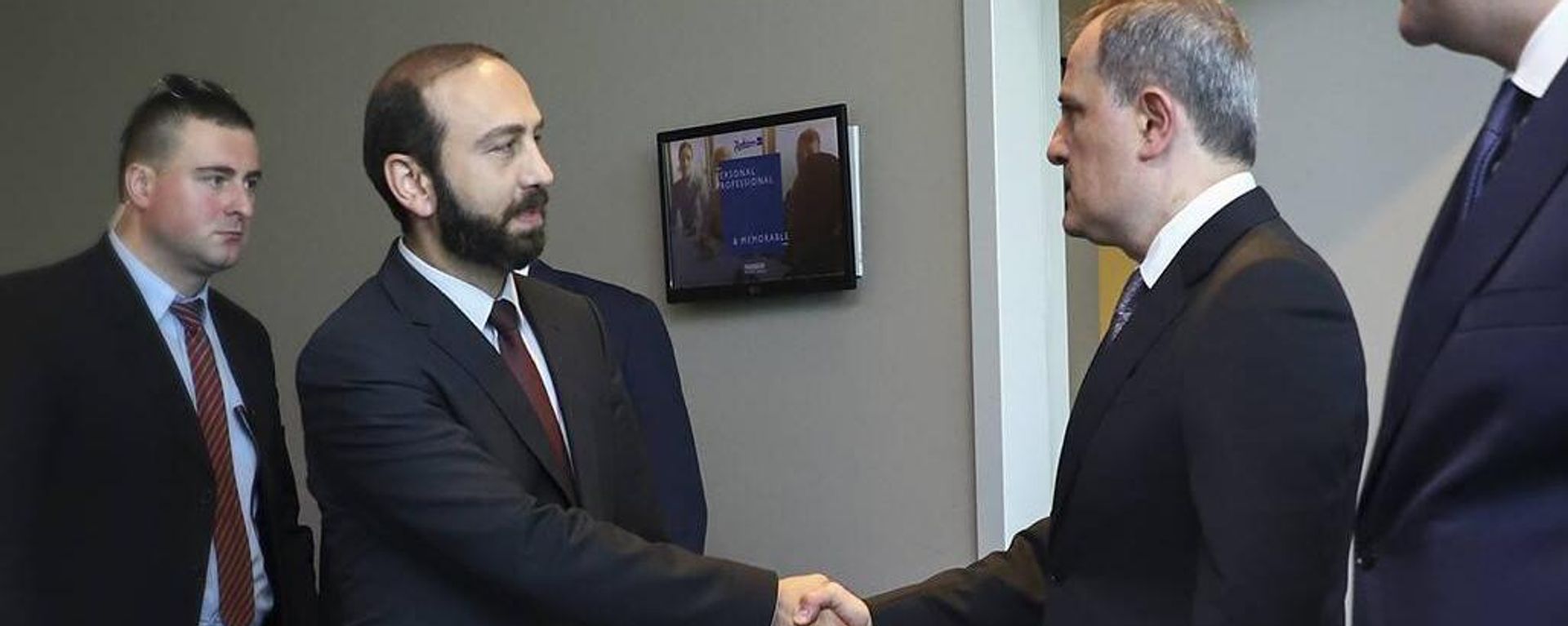 Հայաստանի արտաքին գործերի նախարար Արարատ Միրզոյանն ու Ադրբեջանի արտաքին գործերի նախարար Ջեյհուն Բայրամովը` Թբիլիսում  - Sputnik Արմենիա, 1920, 16.07.2022